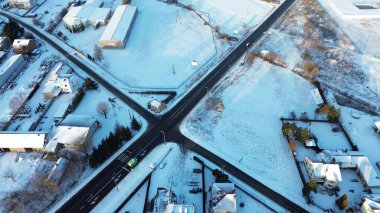Karlı tarlalarda kışın kırsal yol
