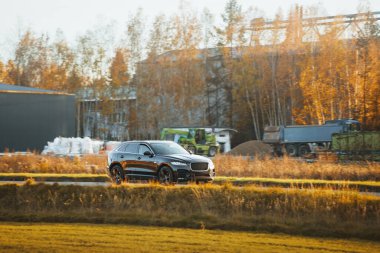 Sakin bir kır yolunda lüks bir araba sürüyordu.