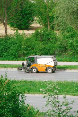 Yol temizleyicisi boş otoyolda ilerliyor