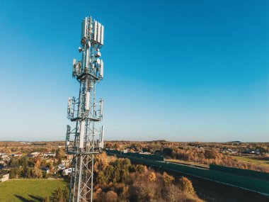 Açık kırsal bölgedeki cep telefonu iletişim kulesi.