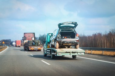 Çekici servisi hurda araç taşıyor.