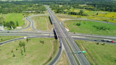 Kırsal orman yolunda giden arabalar