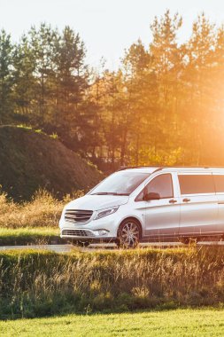 Kırsal kesimden geçen teslimat kamyonu.