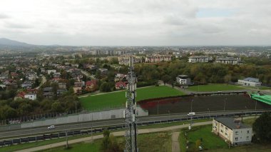 Geniş kırsaldaki telekomünikasyon kulesi