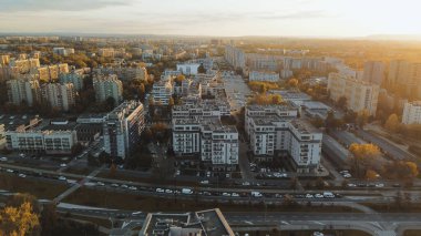 Modern konut binaları ve caddelerin insansız hava aracı görüntüsü