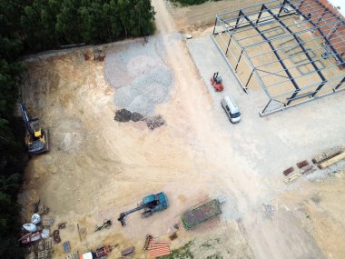 Makineli inşaat mühendisliği projesinin yüksek açılı görünümü