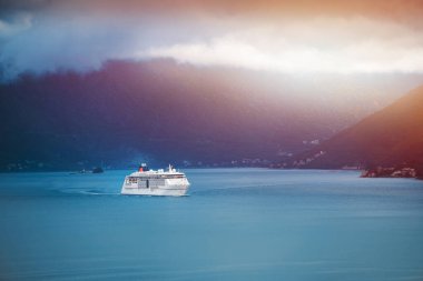 Karadağ 'daki modern yolcu gemisi Kotor Körfezi