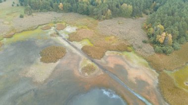 Kuru göl yatağı, yukarıdan doğal manzara.