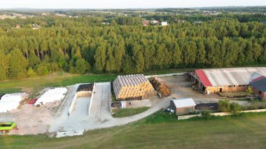 Sığır beslemek için kırsal kesimdeki çiftlikte ot ve bitki yetiştirme deposu