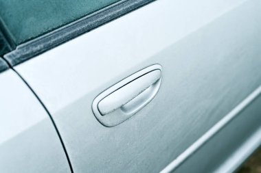 Araba yüzeyi buz ve karla kaplı.