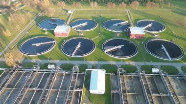 Su yönetim merkezi doğayla çevrili.