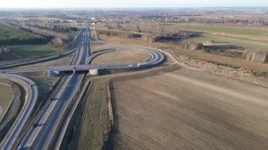 Kırsal yolda beyaz kamyonun hava manzarası