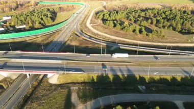 Kırsal ekspres yolda büyük bir yük kamyonu ilerliyor.