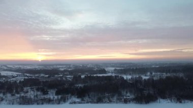 Kışın karla kaplı kır evleri ve ağaçlar