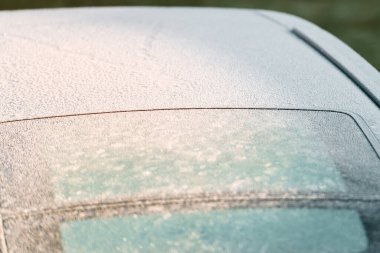 Karlı havada arabadaki buz desenleri