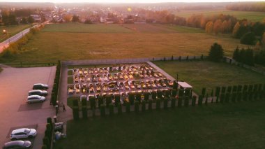 Tüm azizler günü Polonya geleneğini onurlandıran mum ışığında bir mezarlık.