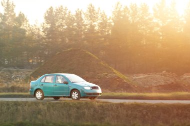 Kırsal otoyolda küçük bir araba.