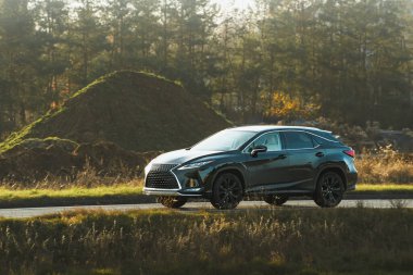 özel araç altın saat manzarasında süzülüyor.