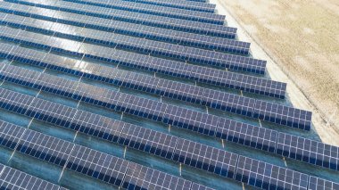 Güneş enerjisi tarlası havadan görünümü