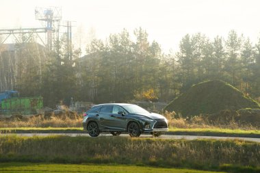 Açık yolda gün ışığında şık bir SUV.