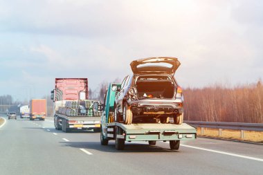 Çarpışan bir araç taşıyan çekici.