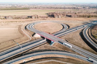 Kırsal alanda asfalt yolda yük kamyonu
