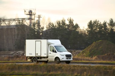 Taşıma kamyonu kırsal kesimde