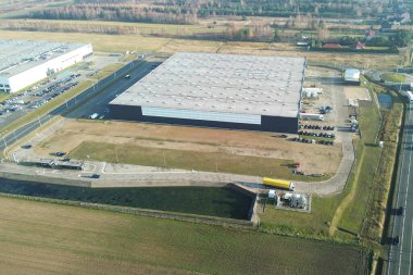 Hava görüntüleme deposu ve kamyonlar endüstriyel alan