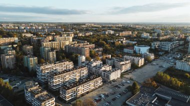 Şehir manzaralı, gün batımında apartmanlar ve sokaklar