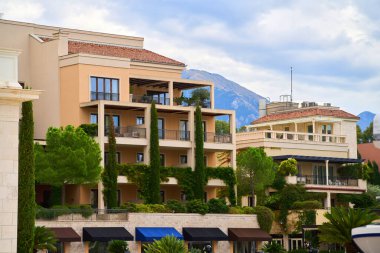 Yeşil balkon dekorlu dairelerin sarı cephesi