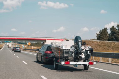 Trafikte karavanı olan bir araba.