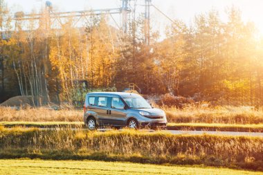 Büyük taşıma kamyonu kırsal alanda.