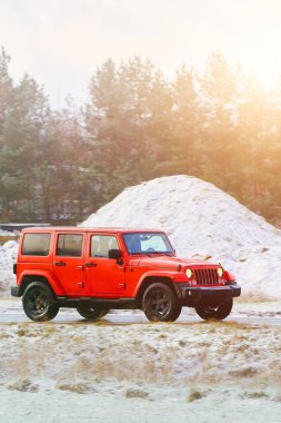 Kışın kar yağarken yolda araba sürmek