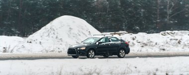 Karlı kırsal arazide gezinen araba