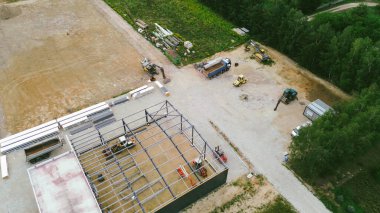 Gün batımında ağır makine binası