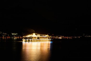 Büyük yolcu gemisinin gece yolculuğu.