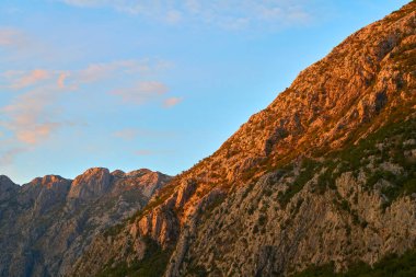 Engebeli dağ zirvelerinin nefes kesici manzarası