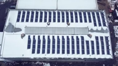 Fabrika çatılarında güneş panelleri olan elektrik üretimi