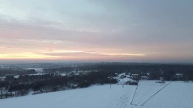 Kırsal alanda sisli bir kış sabahı.