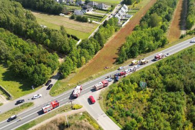 Kurtarma ekipleri ve araçlarıyla trafik kazası, Polonya, Avrupa 25.08.2024