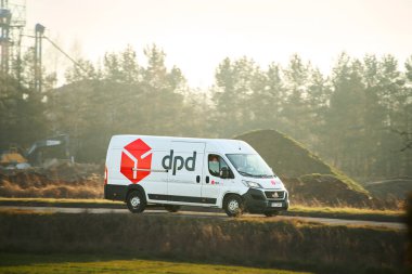 DPD kurye minibüsü 02.01.2025 Polonya Avrupa kırsalında hızla ilerliyor