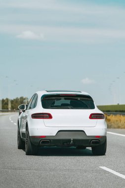 Alman lüks SUV açık yolda gidiyor..