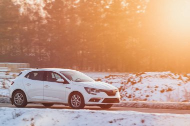 Karlı kış gününde beyaz araba