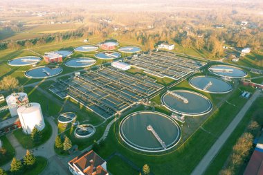Çevredeki modern kanalizasyon arıtma tesisi