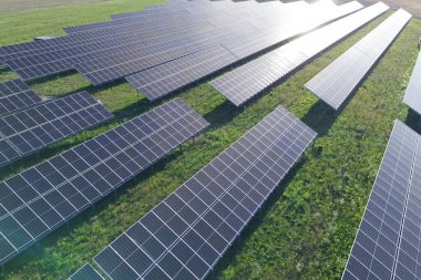 Güneş paneli üzerinde akşam güneşi