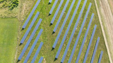 Güneş enerjisi tesisinin hava görüntüsü.
