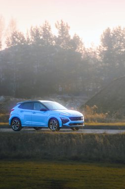 Gün batımında ormanda gezinen bir araç.