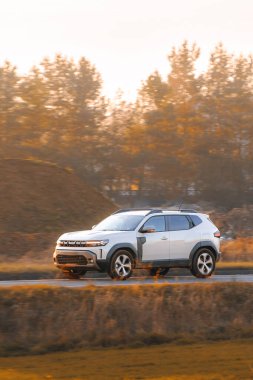 Açık havada güneşli bir günde küçük bir SUV.