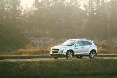 Kırsal kesimden geçen bir araç