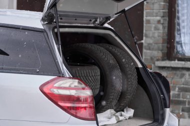 Yedek lastikleri görünen bir hatchback arabası.